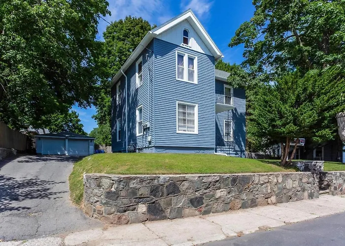 2 Bedroom Apartment Near Bristol Center